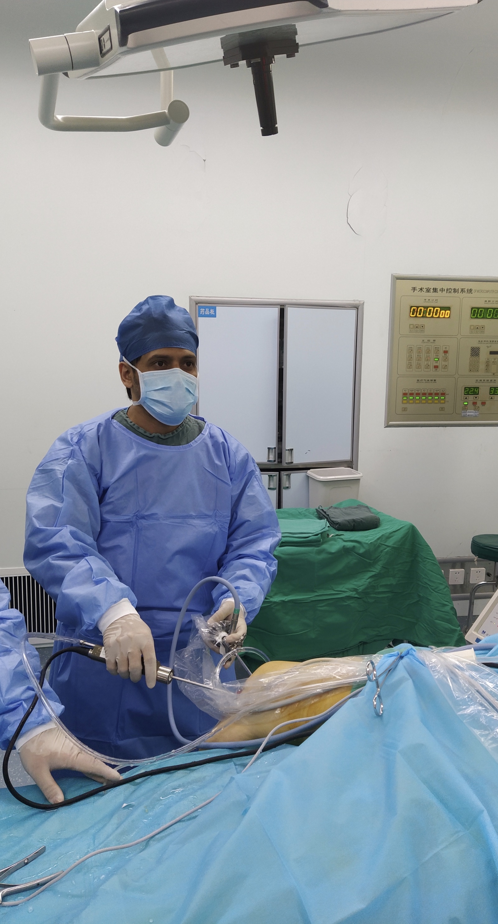 Dr. Sakurul Islam performing knee arthroscopy